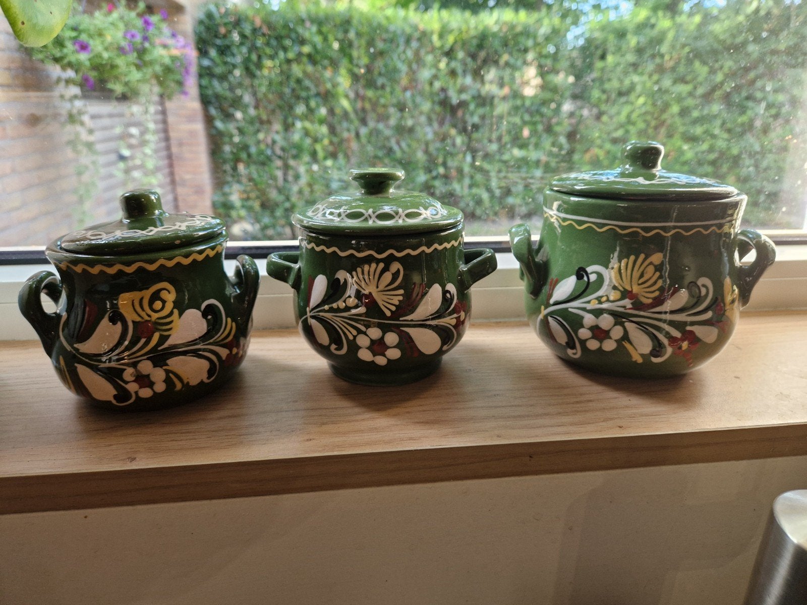 Set van 3 handgeschilderde aardewerken potjes, Antiek en Kunst, Ophalen of Verzenden