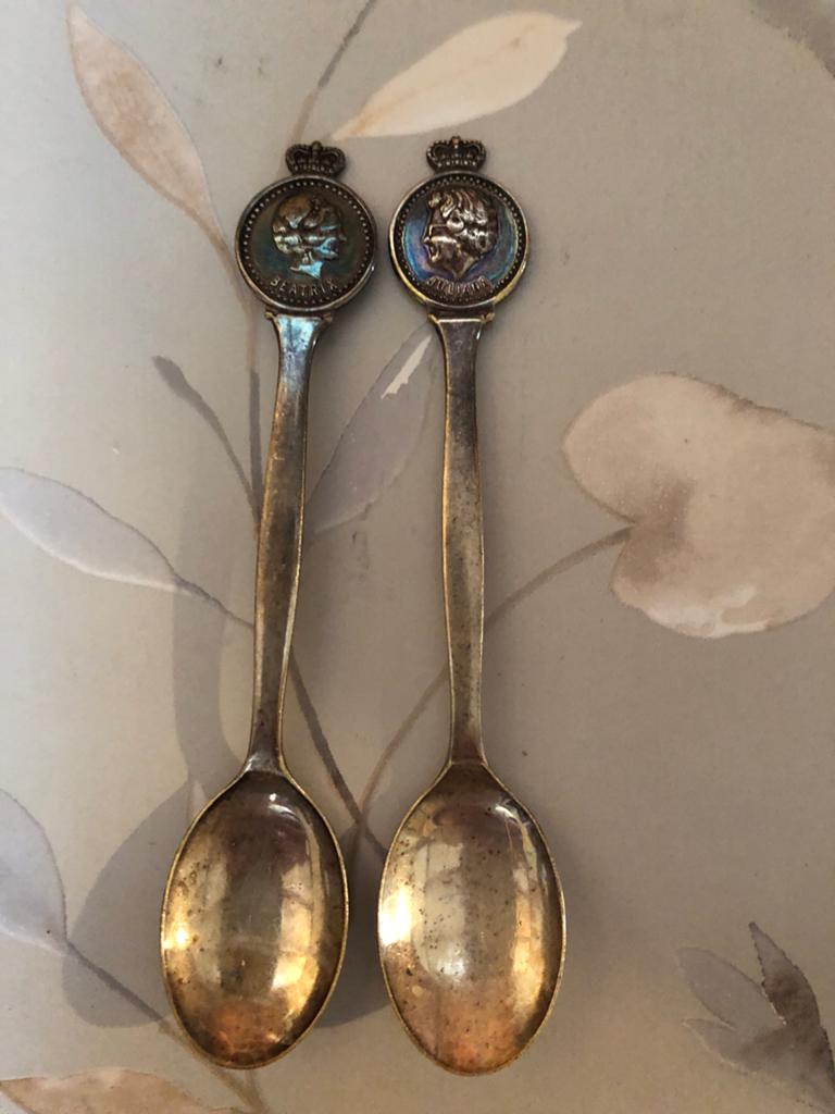 Vintage Herdenkingslepels Koningin Beatrix en Juliana, Antiek en Kunst, Antiek | Bestek, Ophalen of Verzenden