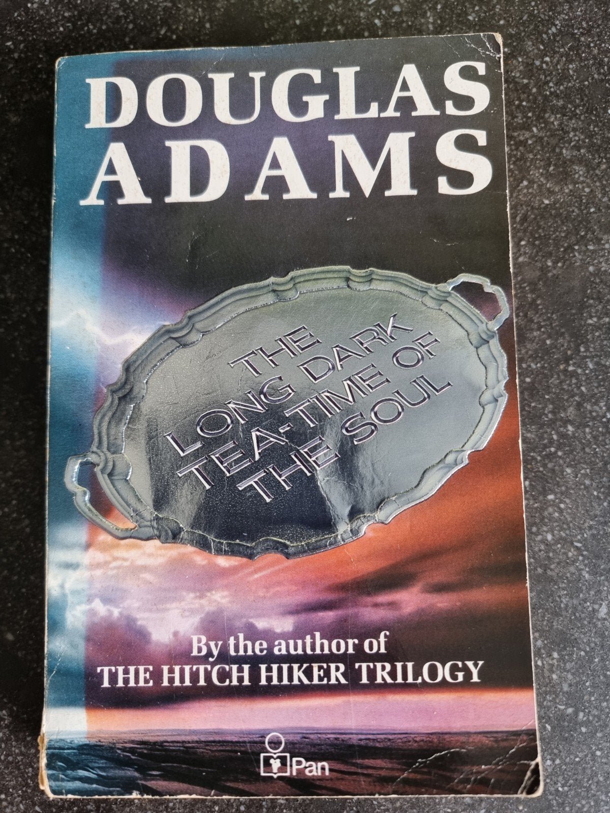 Douglas Adams - The Long Dark Tea-Time of the Soul, Boeken, Science fiction, Ophalen of Verzenden, Gelezen, Douglas Adams