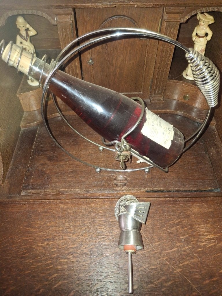 wijn fles houder  met het slotje uit die tijd en schenker, Antiek en Kunst, Ophalen of Verzenden
