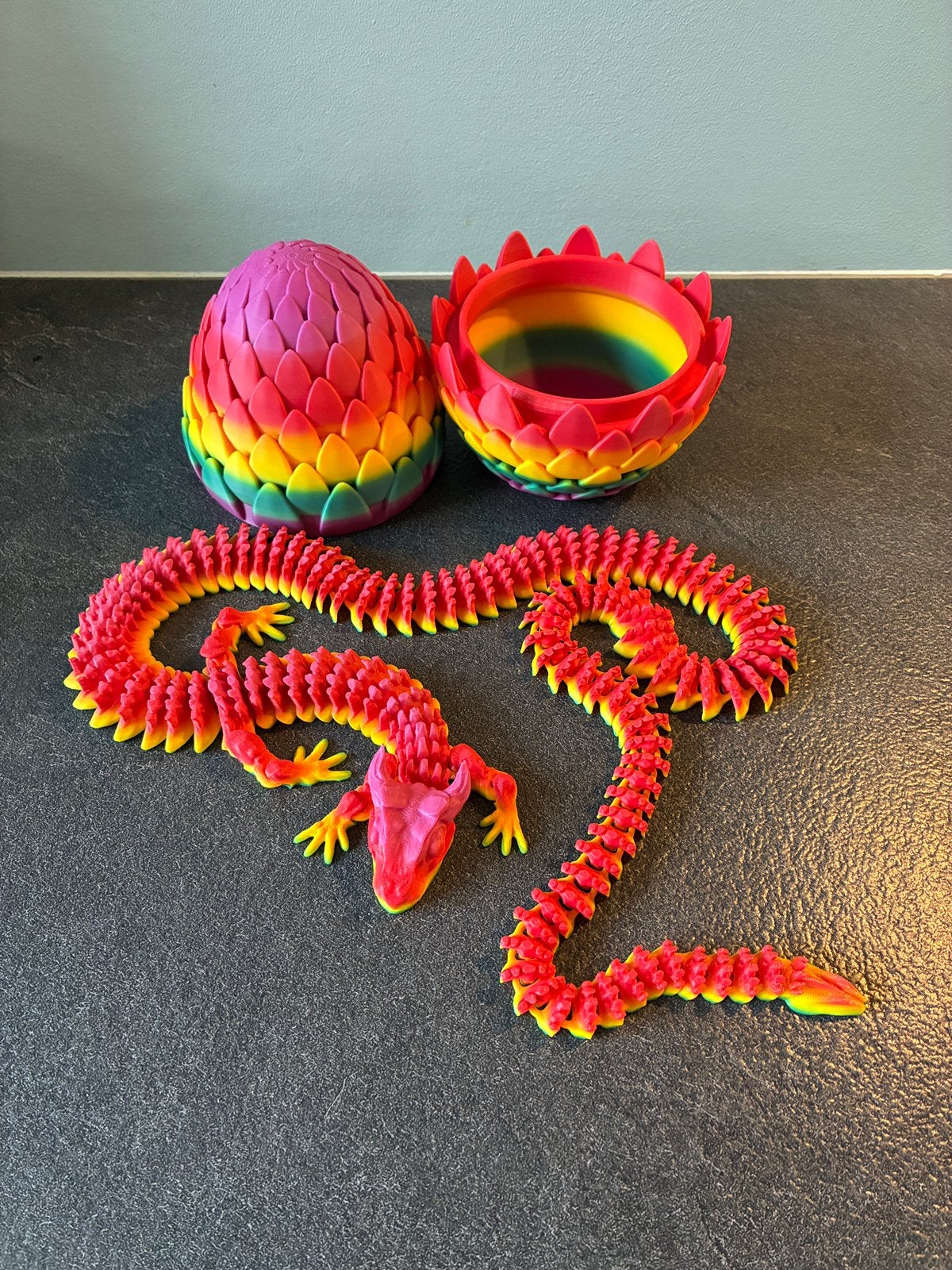 Grote flexibele regenboog draak 95 cm met regenboog drakenei, Ophalen, Nieuw
