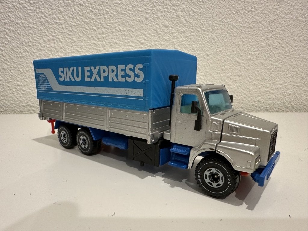 Siku 2517 Volvo F10 vrachtwagen met zeil - Zo goed als nieuw, Ophalen of Verzenden, Zo goed als nieuw, Bus of Vrachtwagen, SIKU