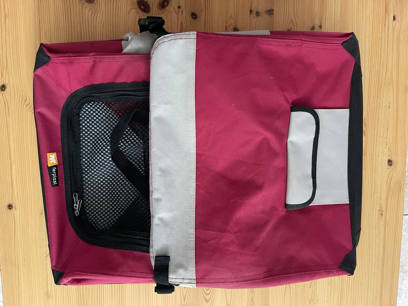 Opvouwbare bench  voor  honden van het merk ferplast, Ophalen, Zo goed als nieuw
