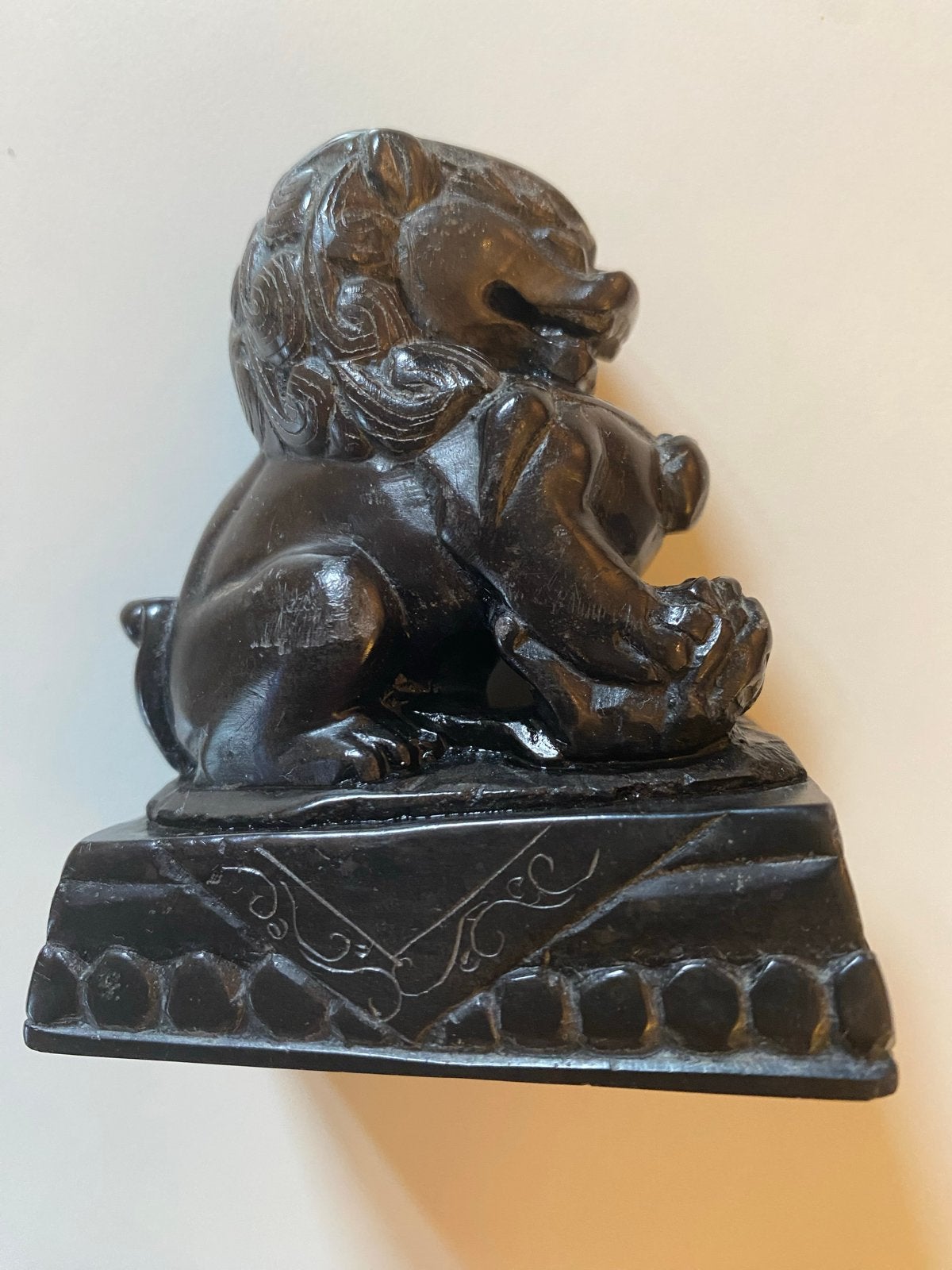 Chinees Foo Dog Beeldje - Beschermleeuw, Antiek en Kunst, Minder dan 20 cm, Ophalen of Verzenden, Zwart, Steen of Keramiek