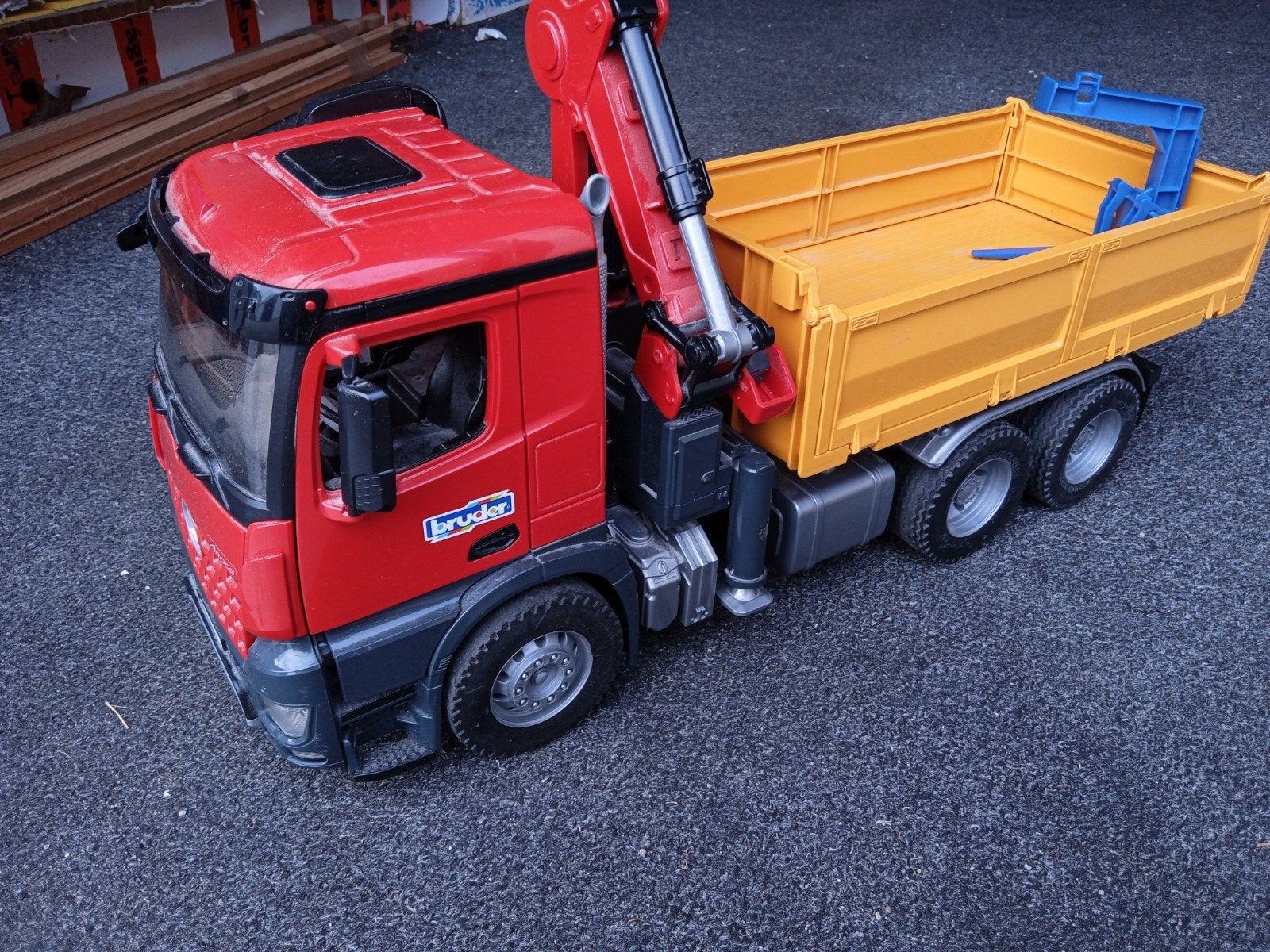 Bruder Arocs Kiepwagen met Kraan - Speelgoedtruck, Ophalen, Zo goed als nieuw, Schaal 1:16, Auto onroad