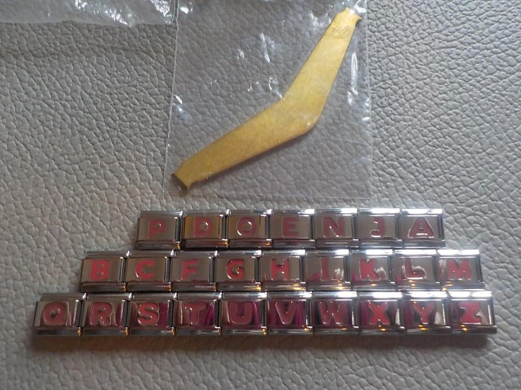 26 X Italiaanse Bedels bedelarmband Uberry 9mm roze letters, Staal, Nieuw, Ophalen of Verzenden, Met bedels of kralen