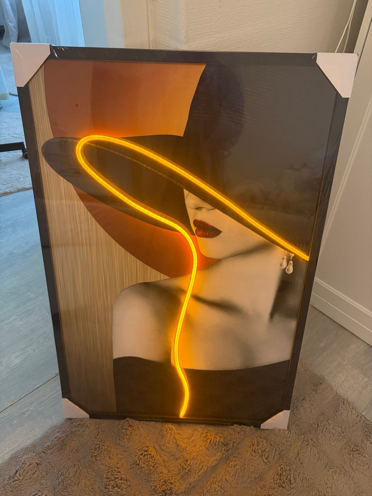 Schilderij met LED-verlichting - Vrouw met hoed, Nieuw, Ophalen of Verzenden, Schilderij, 75 – 100