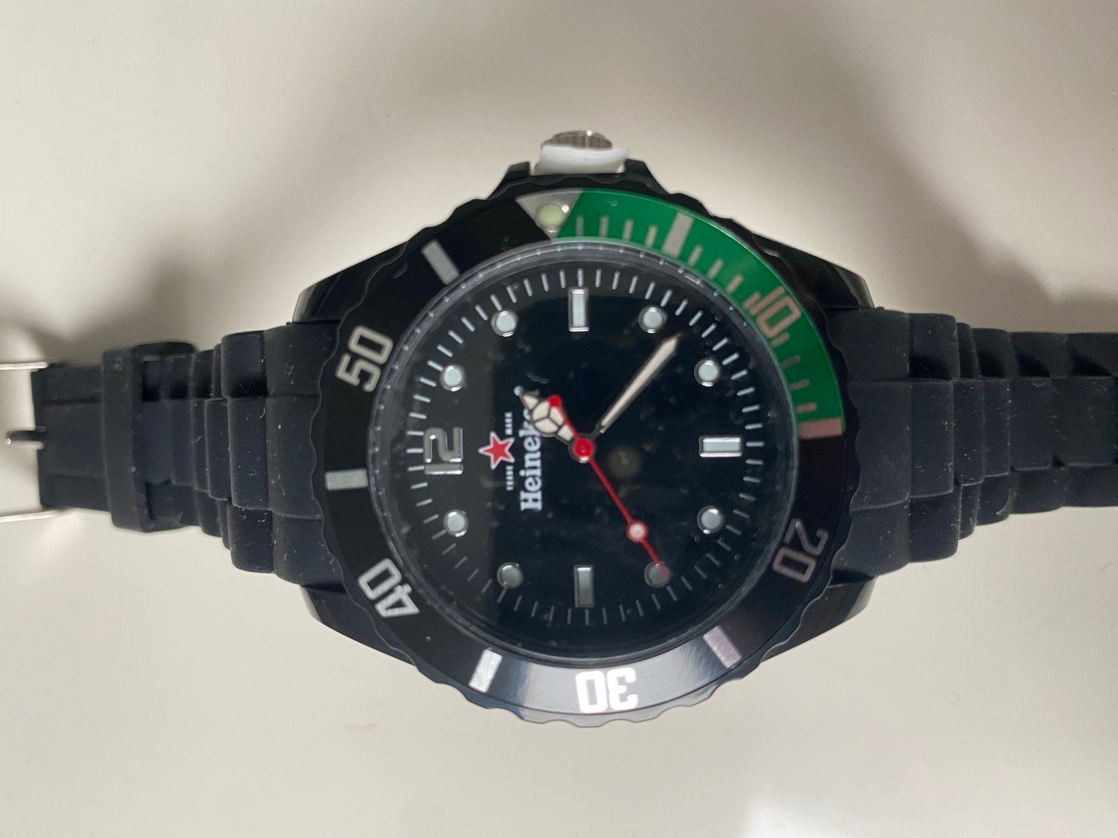 Heineken Polshorloge - Zwart met Groen Accent, Sieraden, Tassen en Uiterlijk, Horloges | Heren, Overige merken, Kunststof, Polshorloge