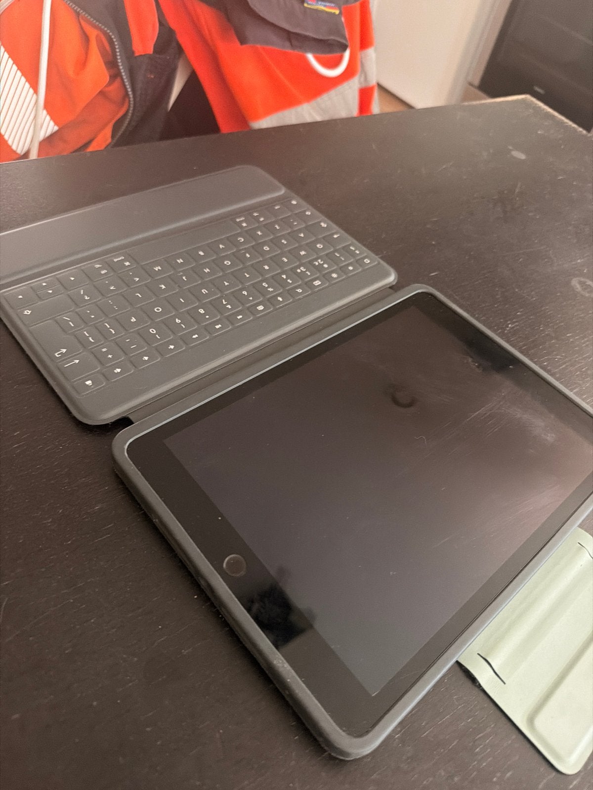 Apple iPad met Logi toetsenbord hoes - Lichte beschadiging, 10 inch, Gebruikt, 32 GB, Apple iPad