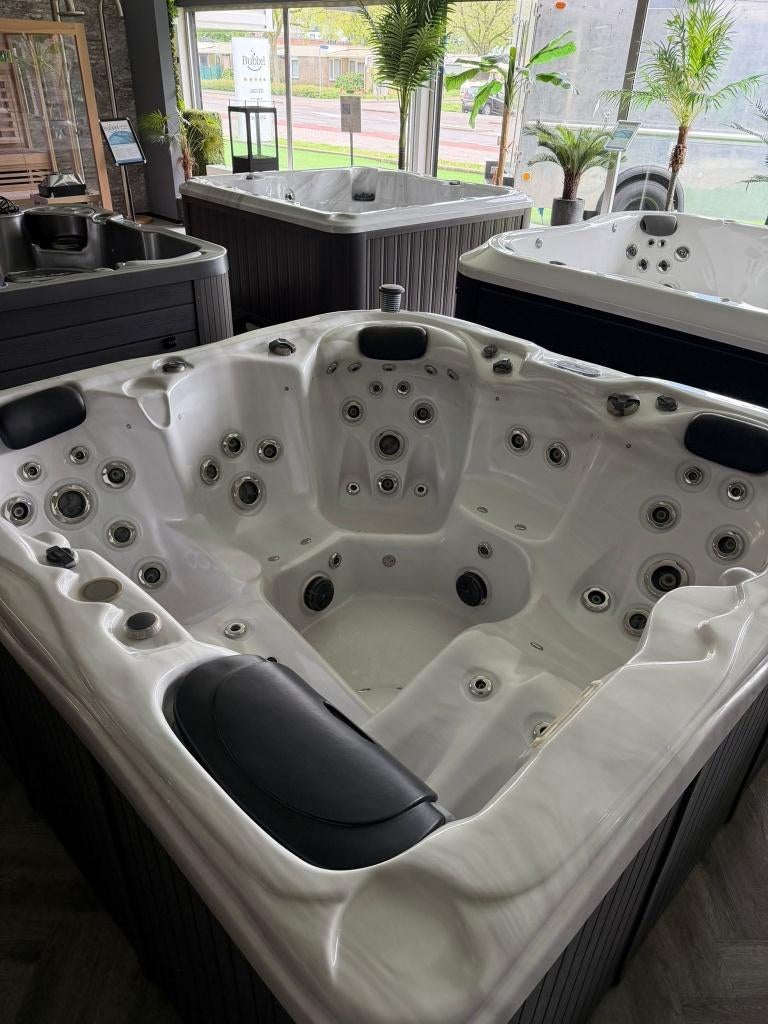 Jacuzzi Spa 215x215 – Plug & Play 220V – Balboa – Garantie, Ophalen, Zo goed als nieuw, Pomp, Vast