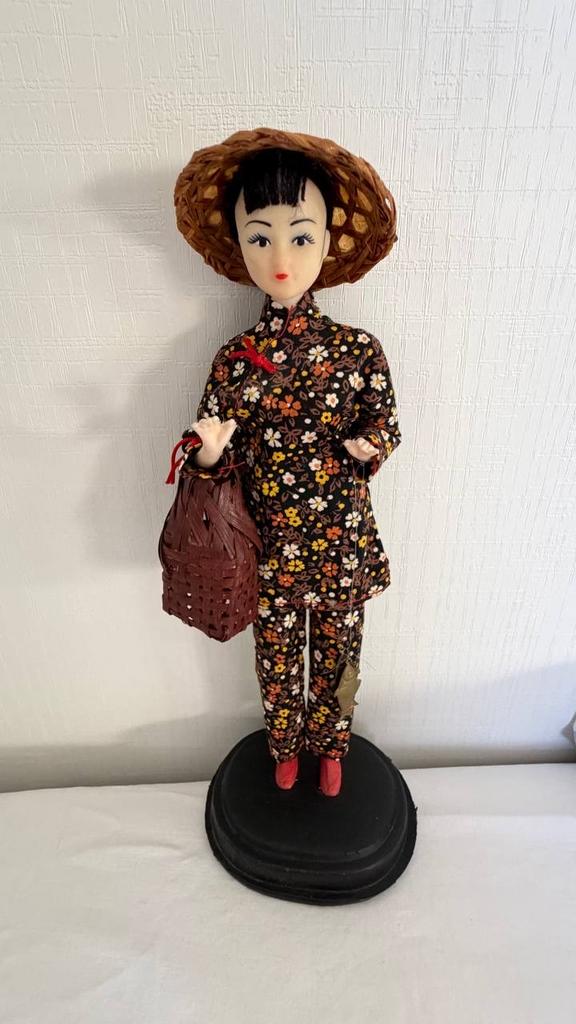 Vintage Aziatische pop met rieten hoed en mandje, Ophalen of Verzenden, Gebruikt, Pop