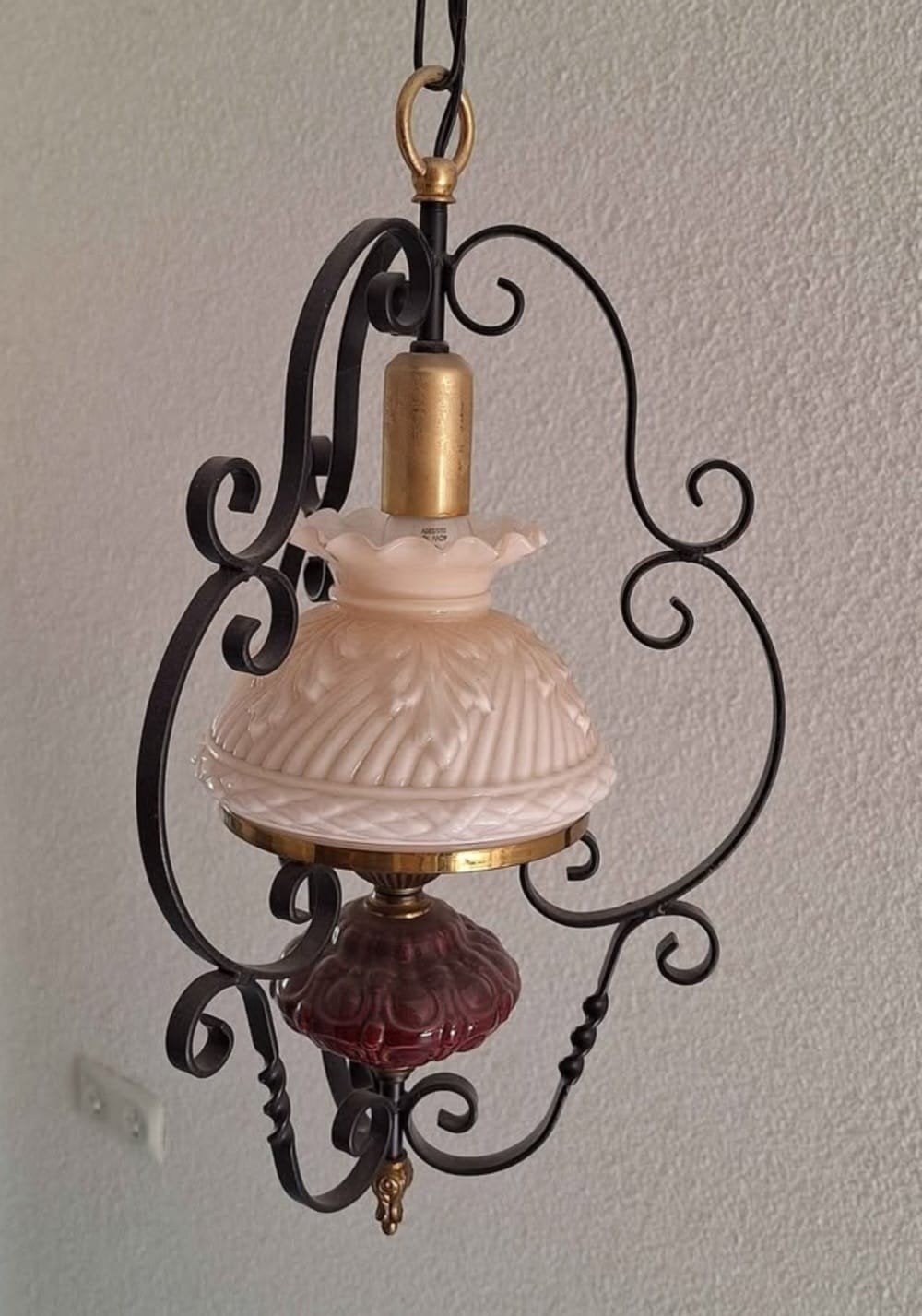 Vintage smeedijzeren hanglamp met glazen kappen, Gebruikt, E27 (groot), Glas, Ophalen