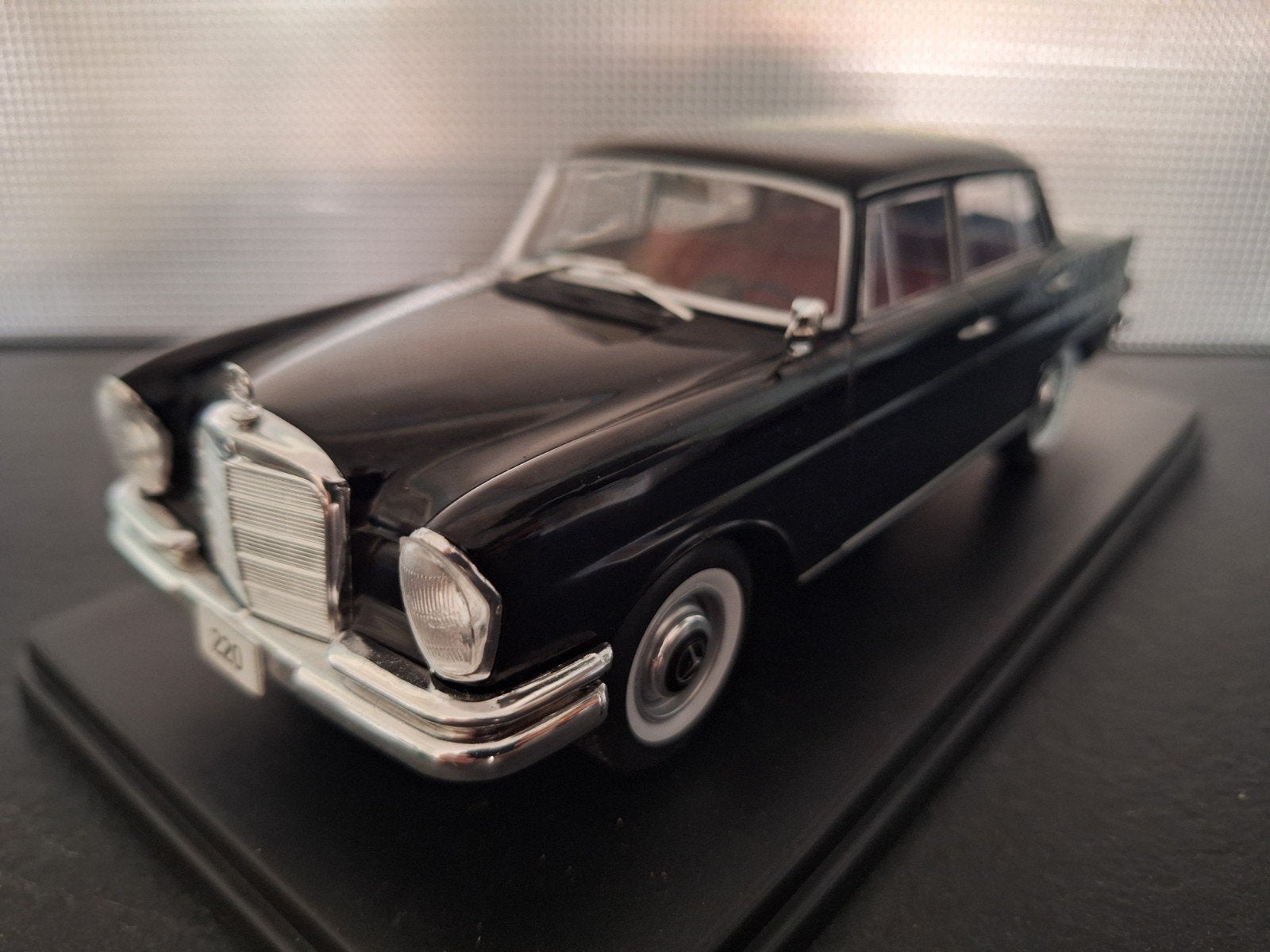 Mercedes Benz 220 W111 Schaal 1:24, Overige merken, WhiteBox, Auto, Nieuw