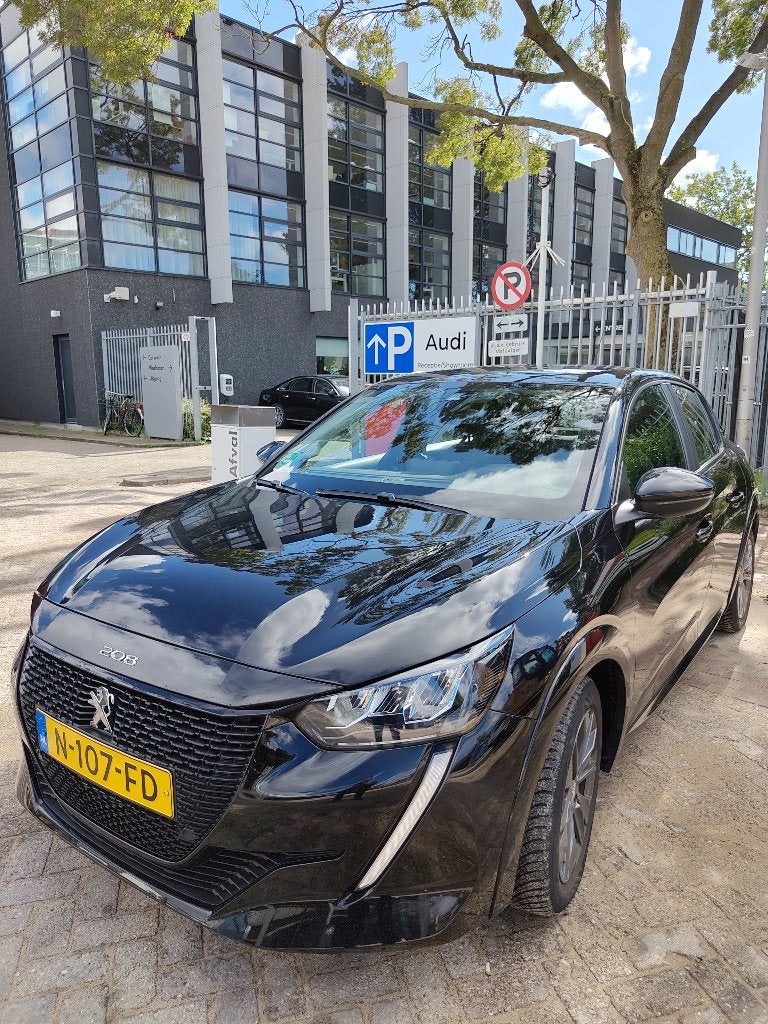 Peugeot 208 EV 50kWh 136pk 2021 Zwart, Auto's, Zwart, Origineel Nederlands, Elektrisch, Grijs