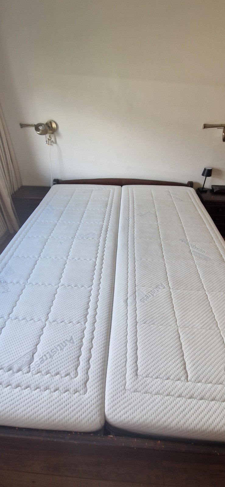 Tweepersoonsbed met verstelbare lattenbodems en matrassen, Huis en Inrichting, Slaapkamer | Bedden, Ophalen, Bruin, Tweepersoons