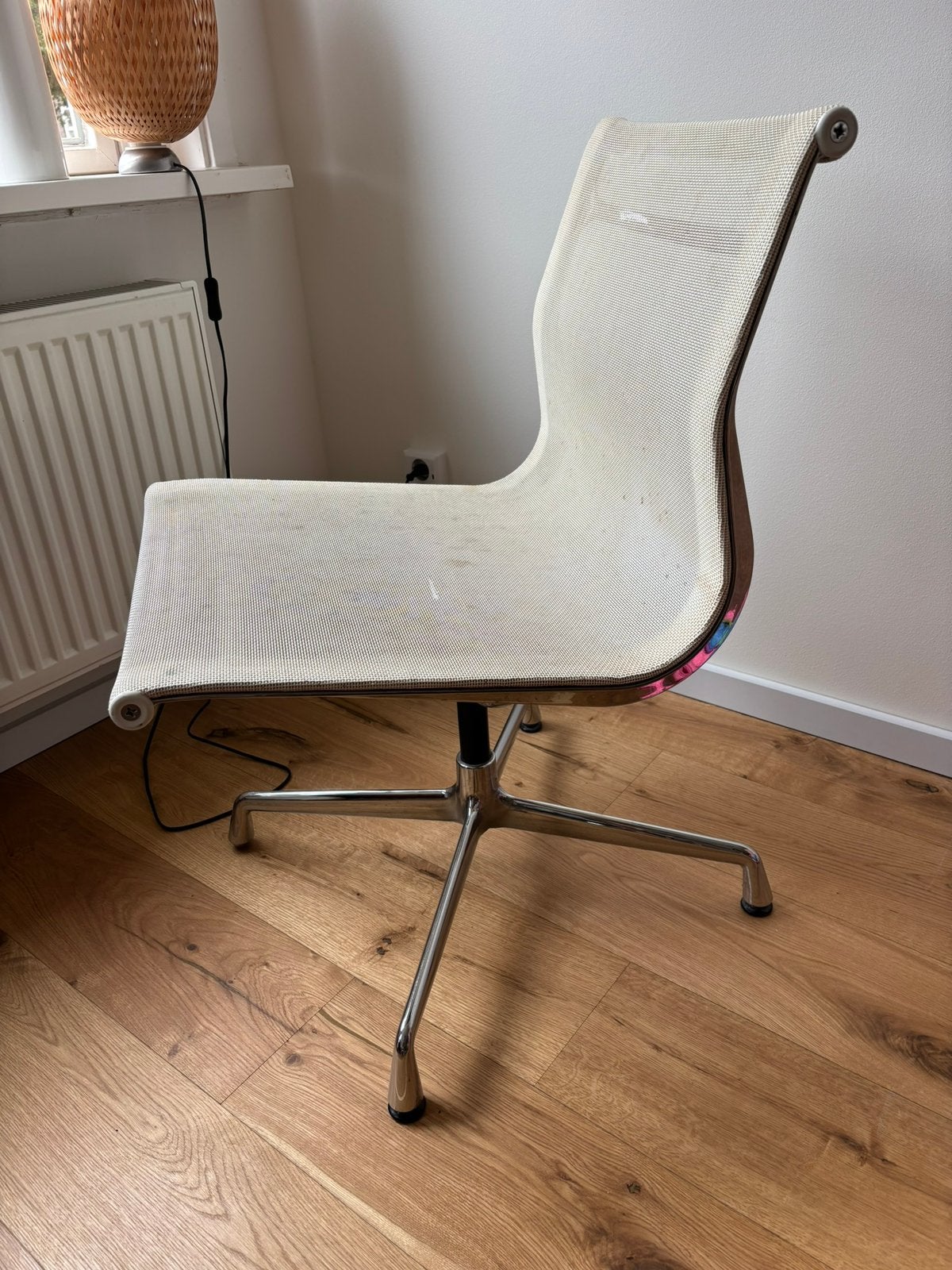Vitra Eames EA105 netweave wit opknapper, Huis en Inrichting, Stoelen, Ophalen, Gebruikt, Wit, Overige materialen