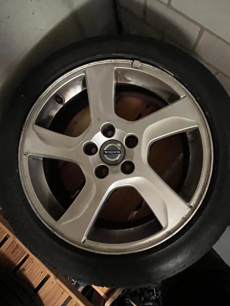 Volvo v60 17 inch velgen met zomerbanden (Pirelli), Ophalen, Banden en Velgen, 17 inch, Personenwagen