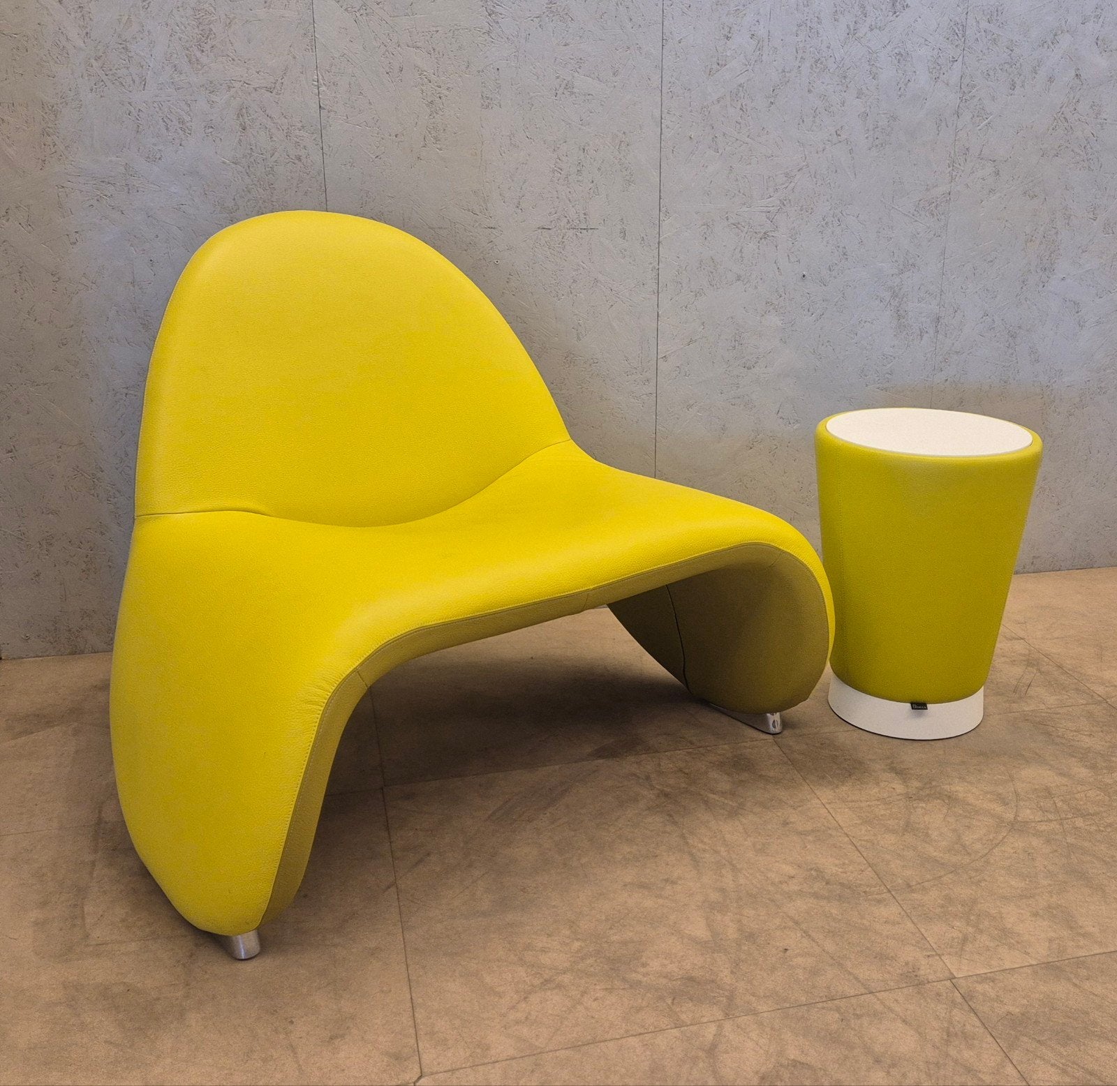 Leolux Stella fauteuil + Barillo poef geel leer designset, Huis en Inrichting, Fauteuils, Ophalen, Leolux, Zo goed als nieuw, 75 tot 100 cm