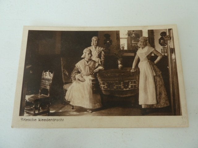 Friesland circa 1930 Friesche Kleederdracht, Ophalen of Verzenden, 1920 tot 1940, Ongelopen, Friesland