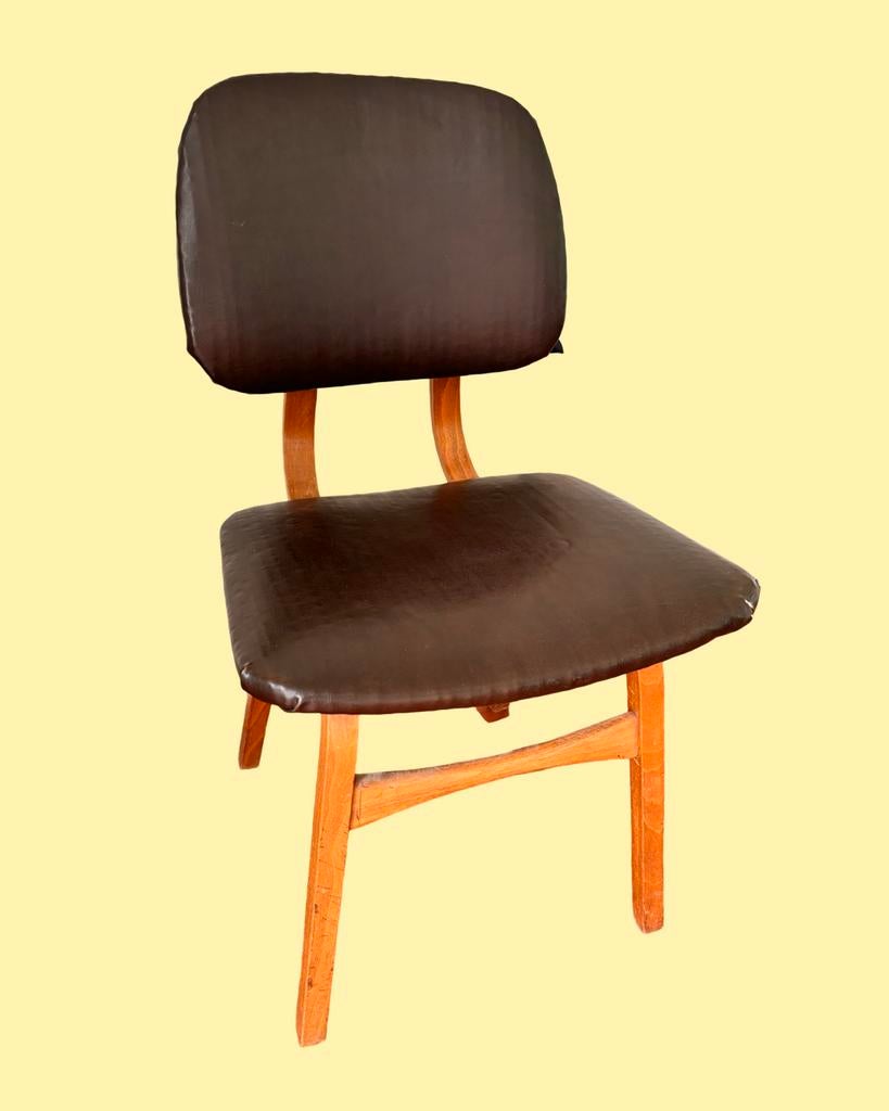Vintage mid-century stoel van massief hout en lederen zittin, Antiek en Kunst, Ophalen