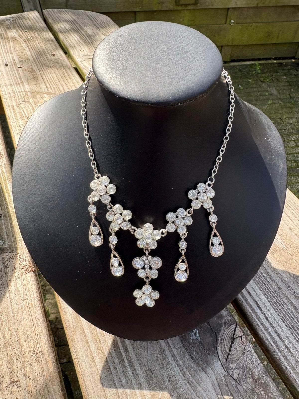 Zilverkleurige ketting met bloemmotief en strass, Overige materialen, Verzenden, Nieuw, Zilver