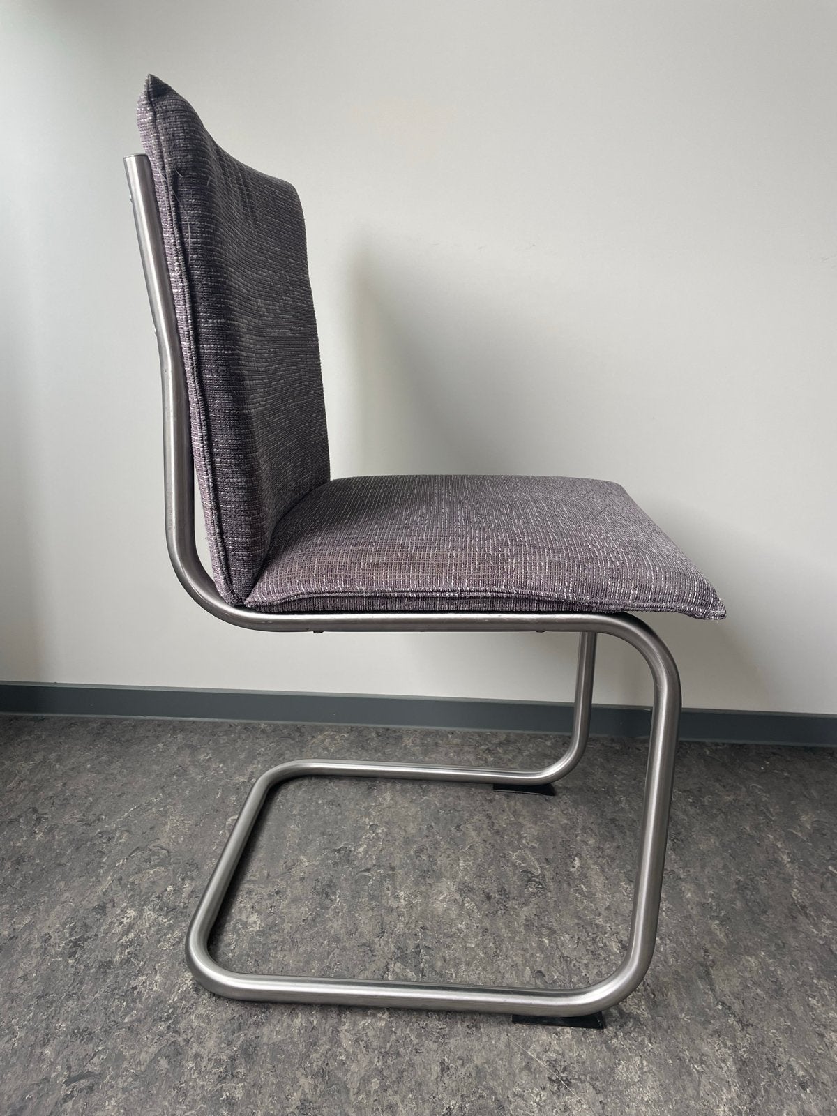 Moderne cantilever stoel (6x) - Grijs stof en metaal, Huis en Inrichting, Stoelen, Ophalen, Gebruikt, Metaal, Eén