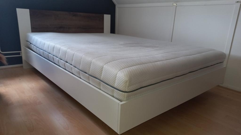 Tweepersoonsbed met lattenbodem en matras, Huis en Inrichting, Wit, Tweepersoons, Zo goed als nieuw, 200 cm