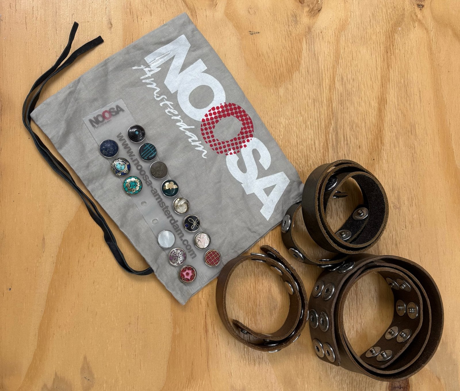 NOOSA Amsterdam armband met 15 chunks, 2 riemen en zakje, Gebruikt, Bruin, Leer, Ophalen of Verzenden