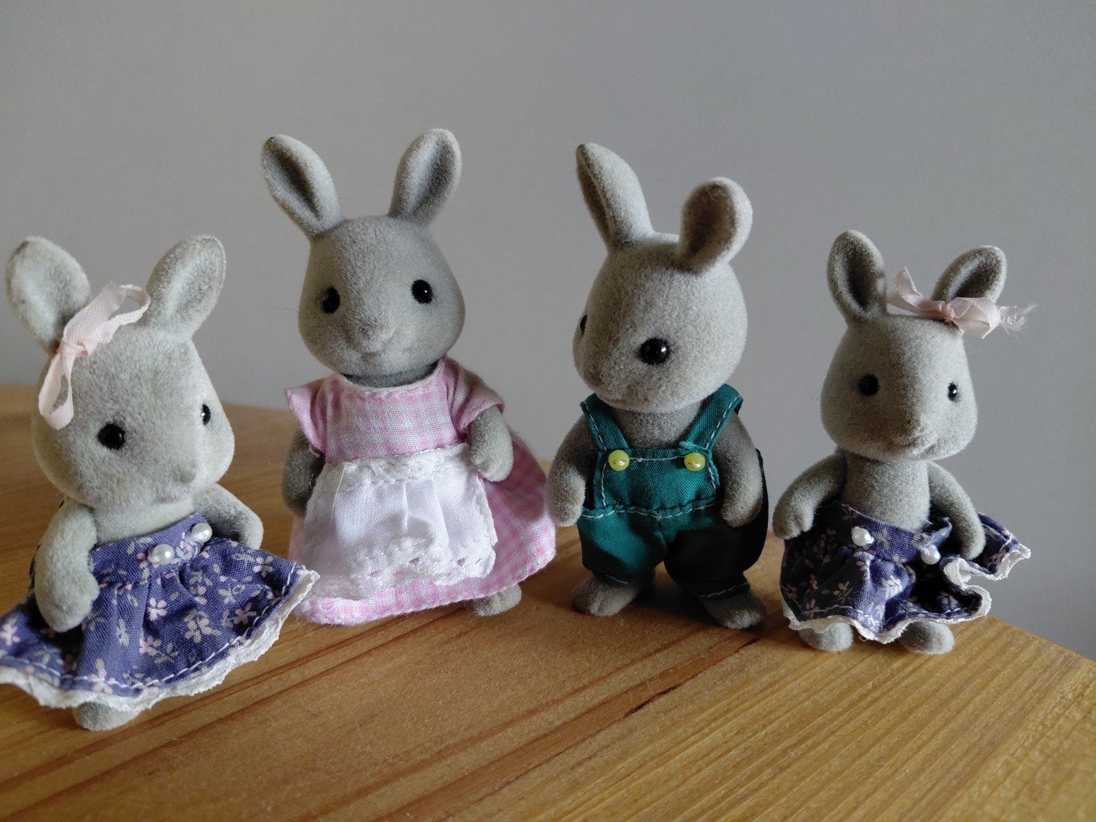 Sylvanian Families vier grijze konijnen/vader/moeder/meisjes, Ophalen of Verzenden, Gebruikt, Poppenhuis