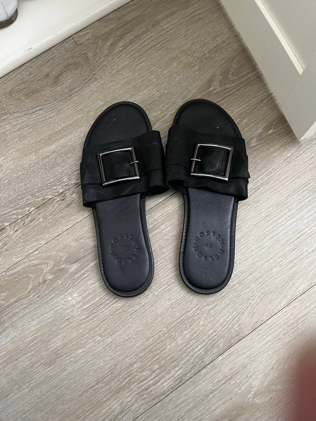 Zwarte leren Nelson slippers met gesp, Slippers, Zwart, Ophalen of Verzenden, Zo goed als nieuw