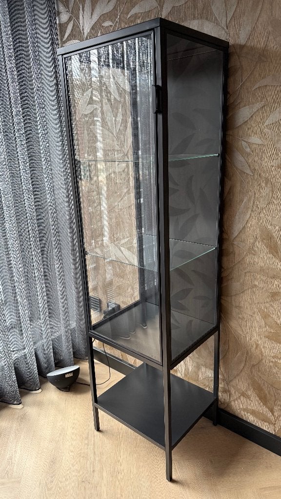 IKEA RUDSTA Vitrinekast – Antraciet met glas, Huis en Inrichting, Ophalen, Met deur(en), 50 tot 100 cm, Zo goed als nieuw