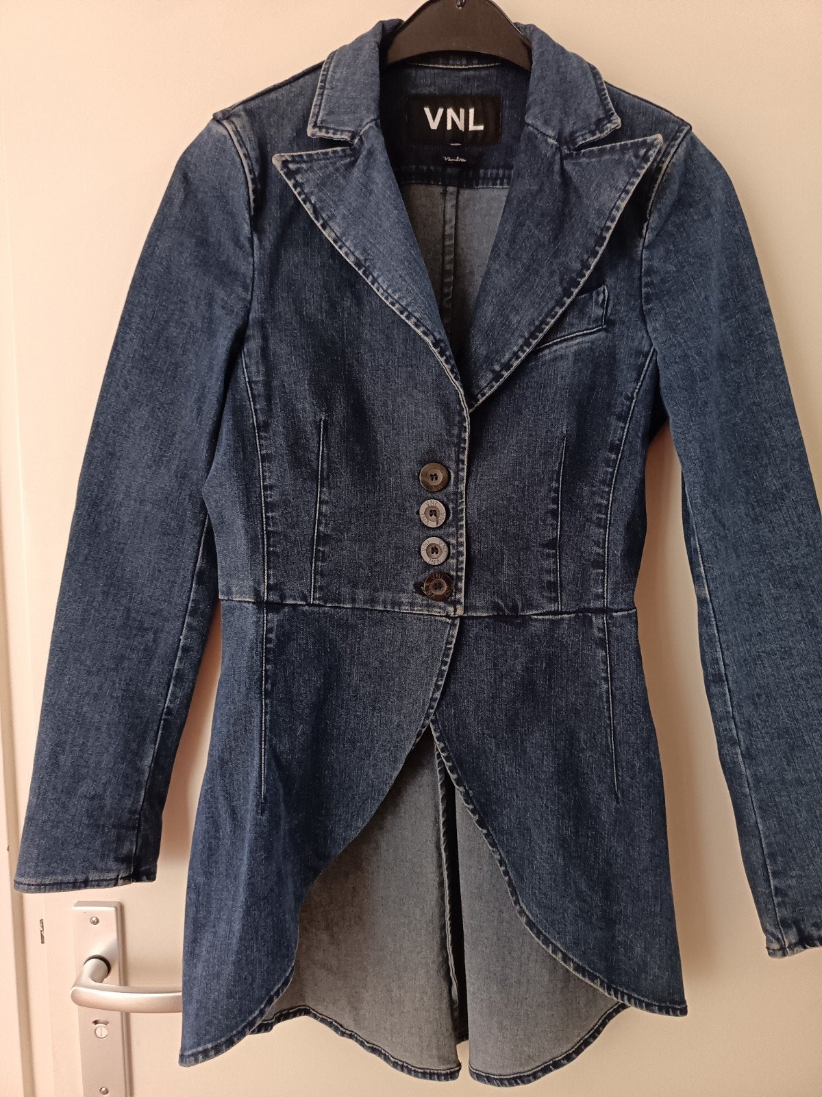 Vanilia spijkerjasje met lange achterkant, Blauw, Vanilia, Ophalen of Verzenden, Zo goed als nieuw