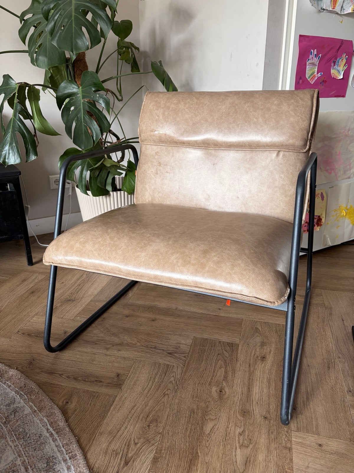 Bruine kunstleren stoel met lichte beschadiging, Huis en Inrichting, Stoelen, Ophalen, Kunststof, Gebruikt, Bruin