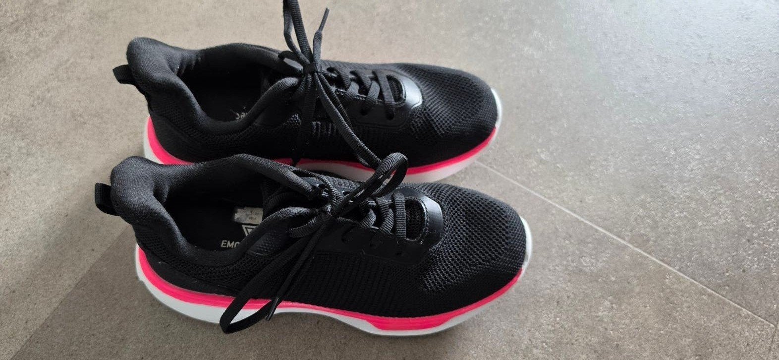 Zwarte gym/sportschoenen met roze accenten - Maat 34, Meisje, Sportschoenen, Osaga, Ophalen of Verzenden