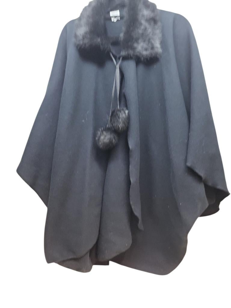 Zwarte cape met imitatiebontkraag en pompons, Zwart, Maat 42/44 (L), Ophalen of Verzenden, Onbekend