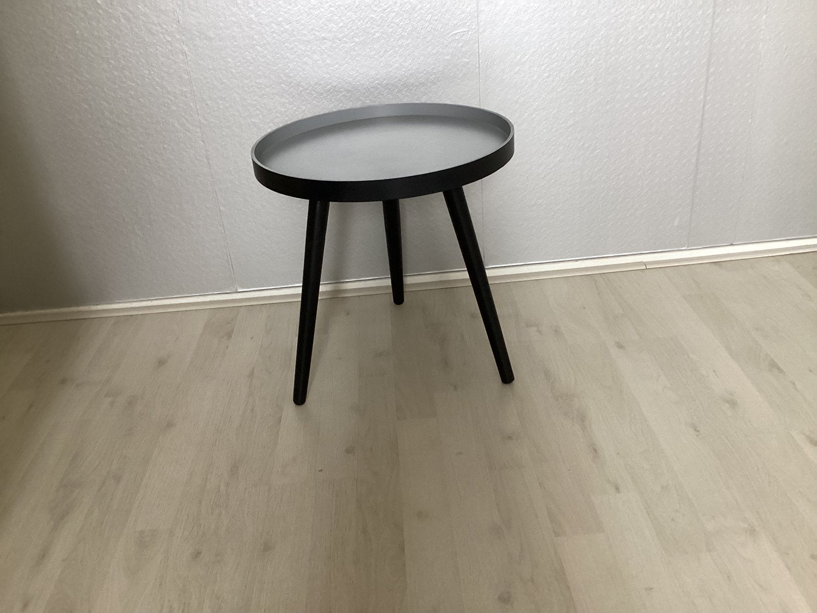 Te koop bijzettafeltje grijs blad en zwarte poten, Huis en Inrichting, Ophalen, Zo goed als nieuw