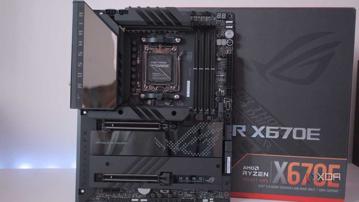 ASUS ROG Crosshair X670E Hero Moederbord + M.2 Expander, Ophalen of Verzenden, Zo goed als nieuw, ATX, DDR5