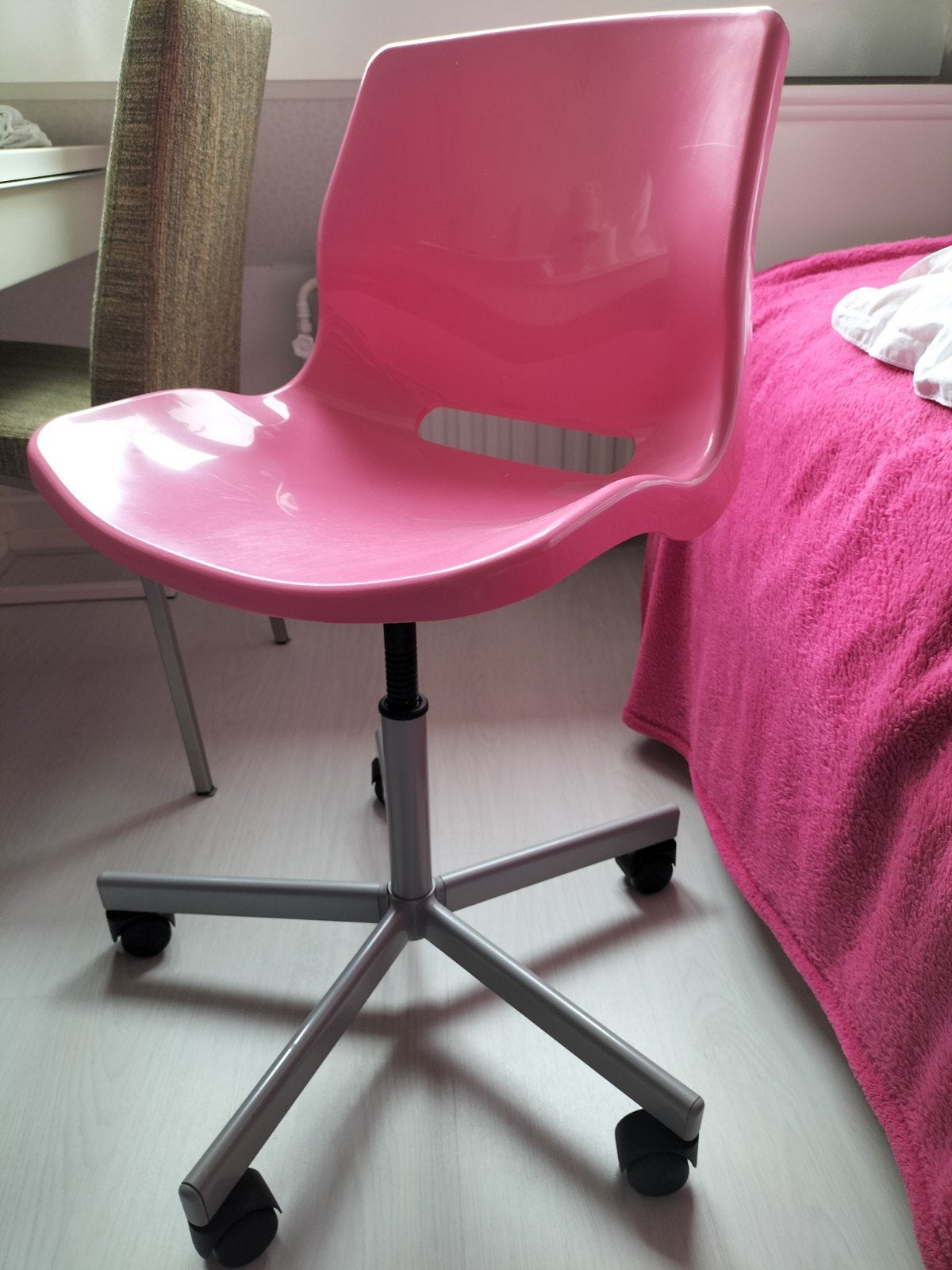 Roze bureaustoel op wieltjes, Huis en Inrichting, Stoelen, Gebruikt, Eén, Kunststof, Metaal, Overige kleuren, Ophalen