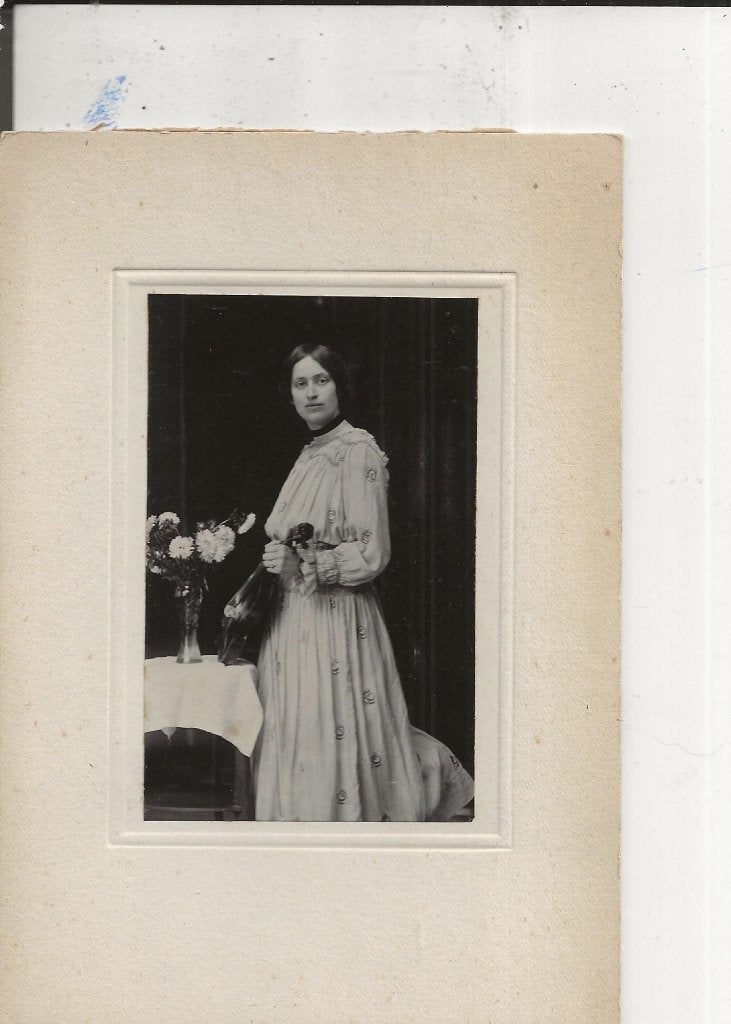 Tante Toos bij vaas Chrysanten Kabinetsfoto sept 1918, Ophalen of Verzenden, Voor 1920, Ongelopen, Utrecht