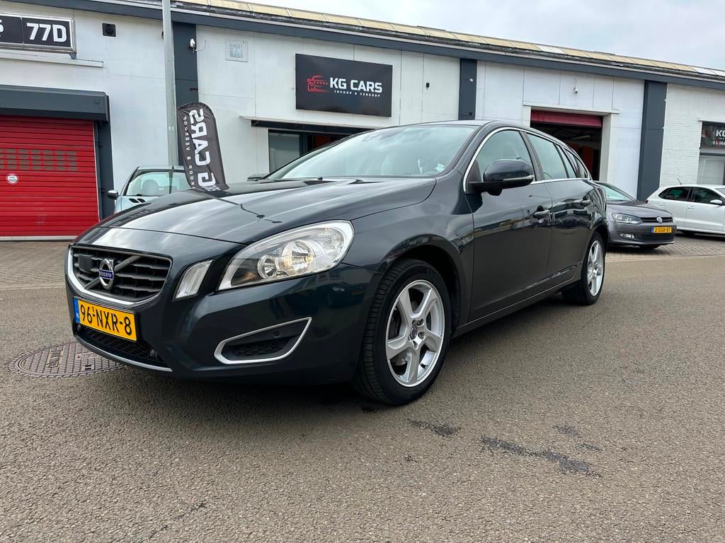 Volvo V60 2.0T Momentum|Driver Support|, Euro 5, 1502 kg, 4 cilinders, Leder en Stof