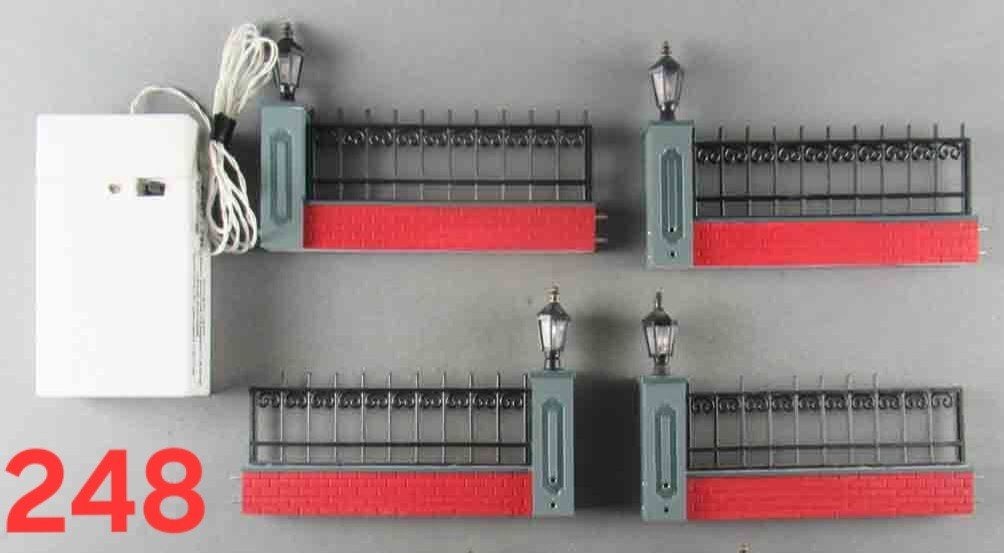 Lemax 54303 lighted wrought iron fence jaar 2005. (Mist poor, Ophalen of Verzenden