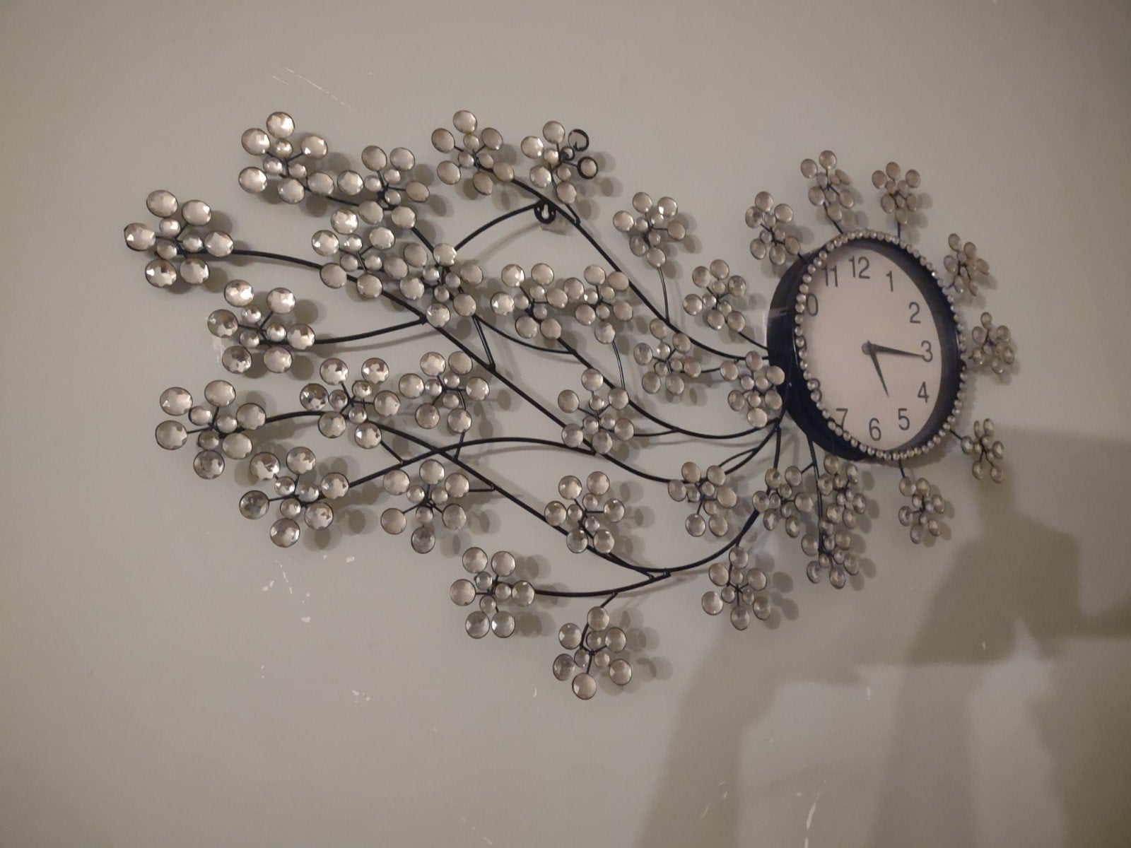 Decoratieve wandklok met bloemendesign en glimmende details, Huis en Inrichting, Ophalen