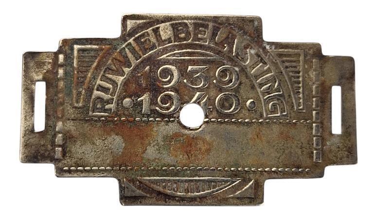 nederlandse ww2 fiets belasting plaatje, Ophalen of Verzenden, Nederland, Embleem of Badge