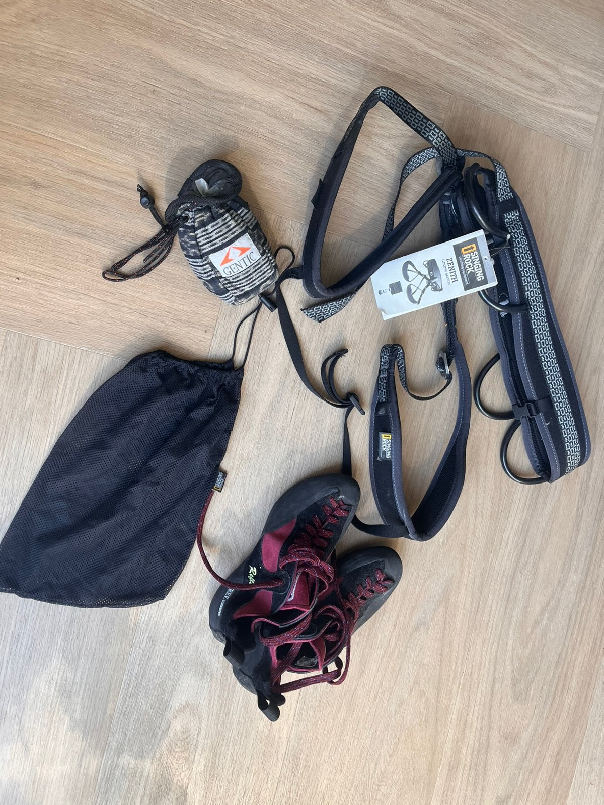 Klim mschoenen en harnas Singing Rock, Sport en Fitness, Ophalen, Nieuw, Klimsportschoenen