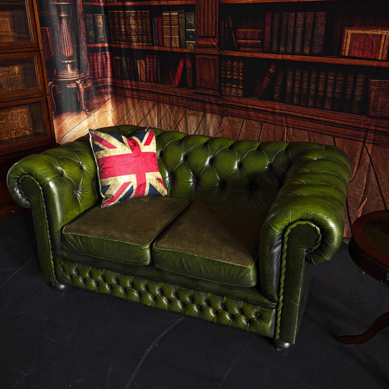 Engelse Chesterfield Bank 2 Zits Groen Leer, Gebruikt, Bollenmarkt 14c Zwaagdijk Oost, Treasure, Tweepersoons
