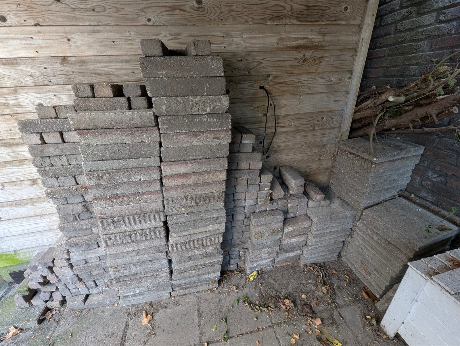 Gratis ophalen: Tegels, klinkers en opsluitbanden, Tuin en Terras, Ophalen, Gebruikt