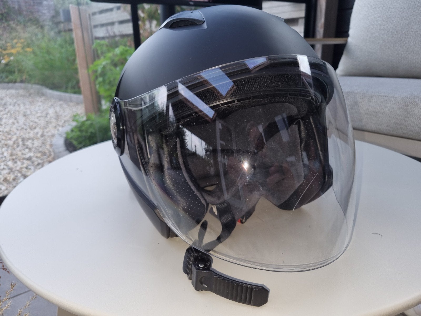 Zwarte scooterhelm met vizier - Maat M, Fietsen en Brommers, Brommerhelmen, Ophalen of Verzenden, Gebruikt, Small, Onbekend