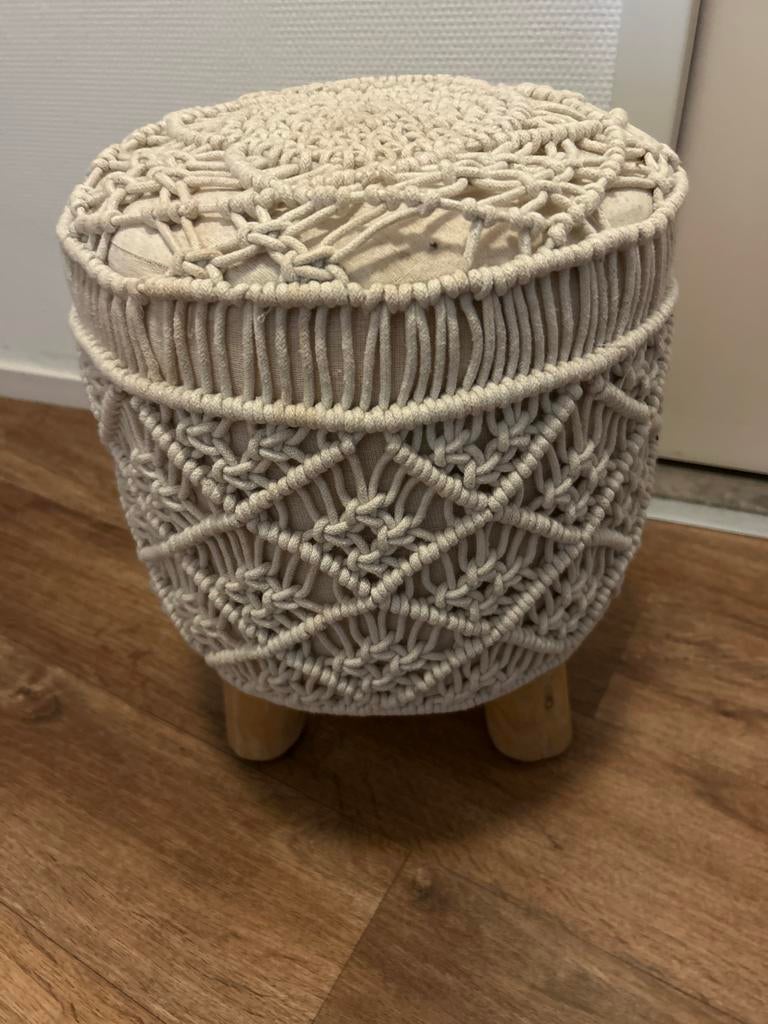 Stijlvol macramé krukje met houten pootjes, Ophalen of Verzenden, Zo goed als nieuw
