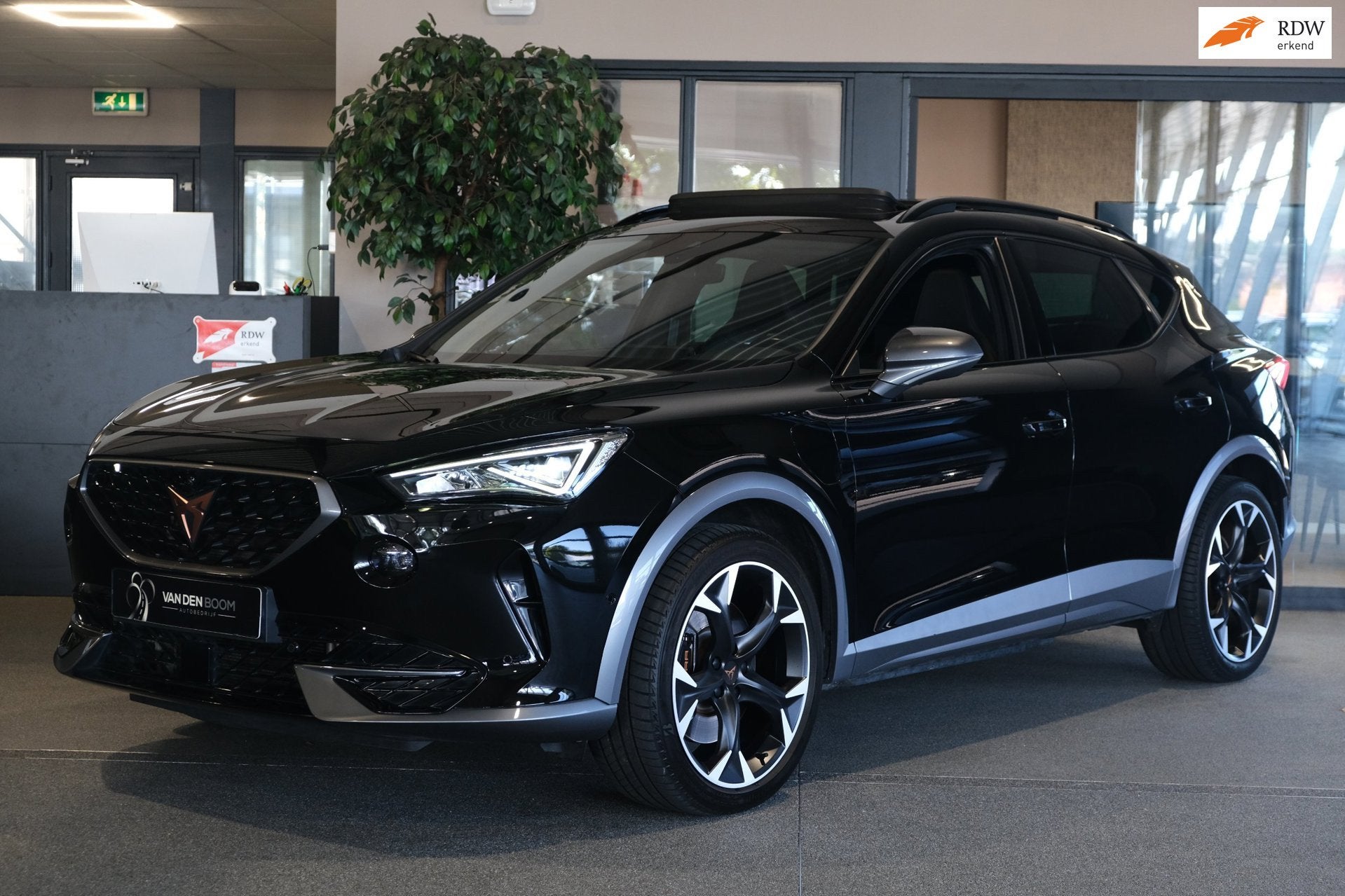 CUPRA Formentor 1.4 e-Hybrid VZ 245PK Pano Volleder 360Cam M, Auto's, Dealer onderhouden, Gebruikt, Zwart, 4 cilinders