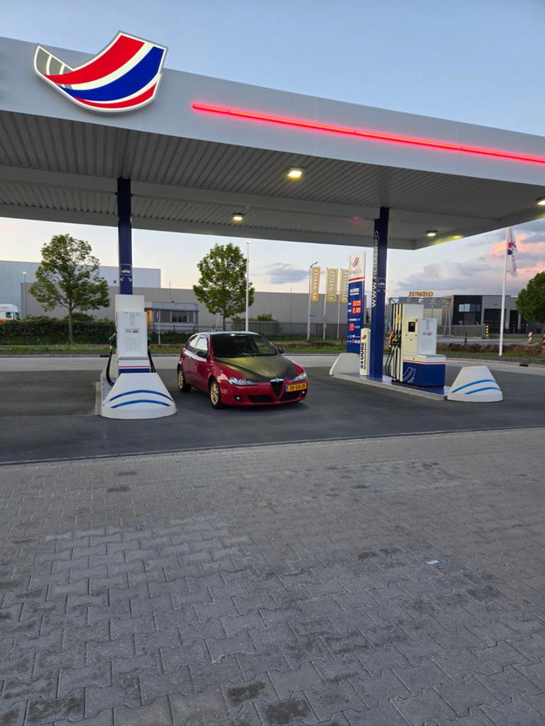 Alfa Romeo 147 1.6 T.spark 16V 77KW 3DR 2006 Rood, Auto's, Alfa Romeo, Voorwielaandrijving, Stof, Zwart, 4 cilinders